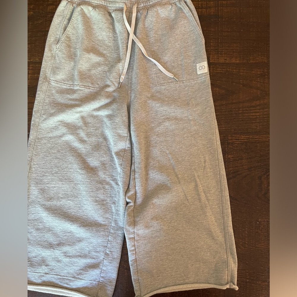 Calia by Carrie Underwood, wide leg cropped sweatpants, size Medium